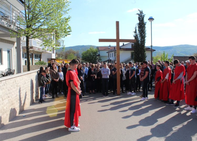 Tisuće vjernika na Veliki petak na Kočerinu