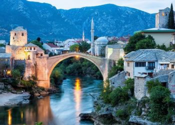 U čast ove nevino ubijene djece Stari most nije mogao biti u bojama njihove zemlje