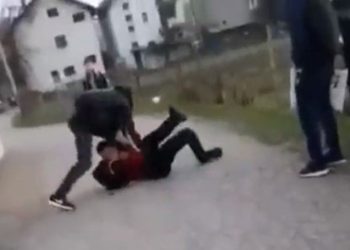 Uznemirujuća snimka iz BiH: Učenik cipelario drugog, 15 učenika to mirno gledalo