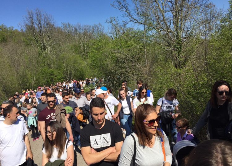 Mnoštvo vjernika na Putu križa od Uzarića do Širokog Brijega