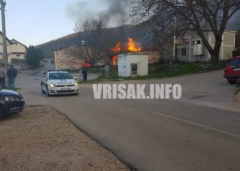 Požar u Stolariji Zovko u Širokom Brijegu, vatrogasci se bore s vatrom