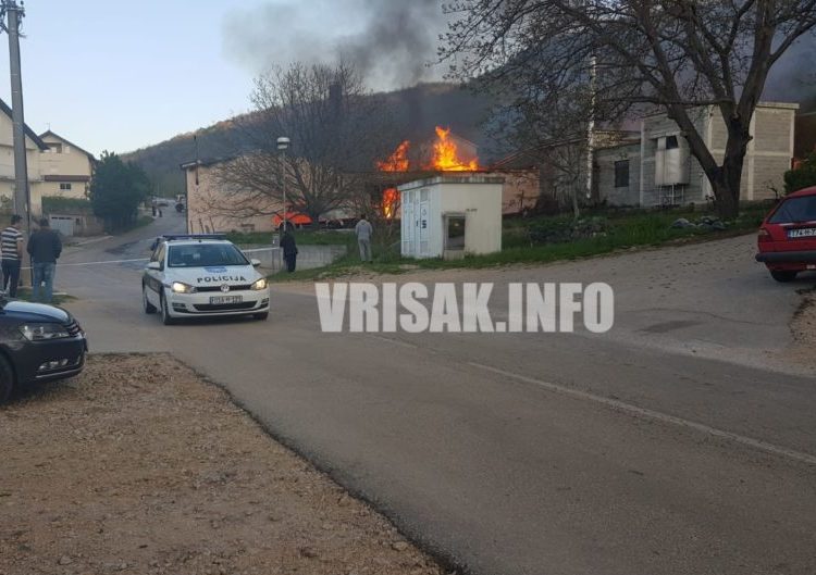 Požar u Stolariji Zovko u Širokom Brijegu, vatrogasci se bore s vatrom