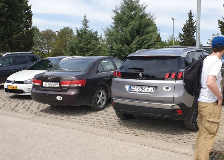 Veliki broj turista na Vodopadu Kravica i u predsezoni (FOTOGALERIJA)