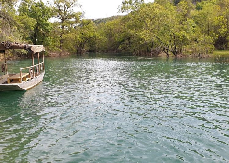 Veliki broj turista na Vodopadu Kravica i u predsezoni (FOTOGALERIJA)