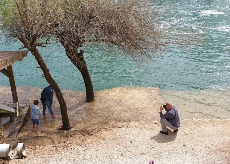 Veliki broj turista na Vodopadu Kravica i u predsezoni (FOTOGALERIJA)