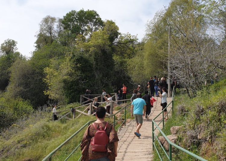 Veliki broj turista na Vodopadu Kravica i u predsezoni (FOTOGALERIJA)