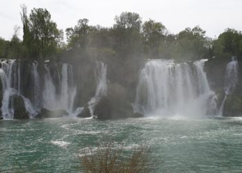Veliki broj turista na Vodopadu Kravica i u predsezoni (FOTOGALERIJA)