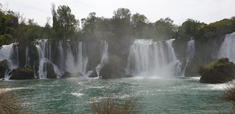 Veliki broj turista na Vodopadu Kravica i u predsezoni (FOTOGALERIJA)
