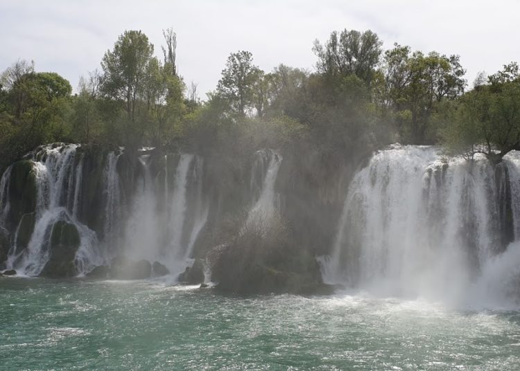 Veliki broj turista na Vodopadu Kravica i u predsezoni (FOTOGALERIJA)