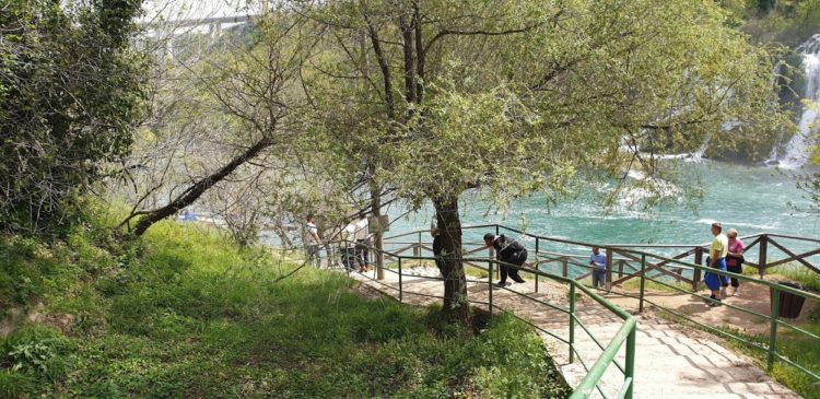 Veliki broj turista na Vodopadu Kravica i u predsezoni (FOTOGALERIJA)