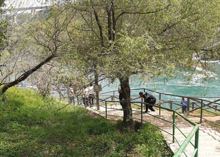 Veliki broj turista na Vodopadu Kravica i u predsezoni (FOTOGALERIJA)