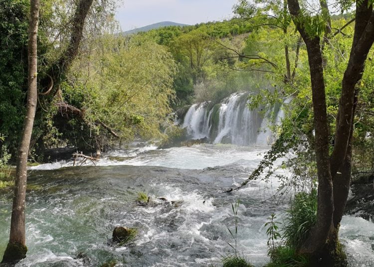 Veliki broj turista na Vodopadu Kravica i u predsezoni (FOTOGALERIJA)