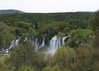 Veliki broj turista na Vodopadu Kravica i u predsezoni (FOTOGALERIJA)