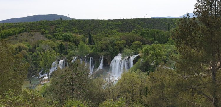 Veliki broj turista na Vodopadu Kravica i u predsezoni (FOTOGALERIJA)