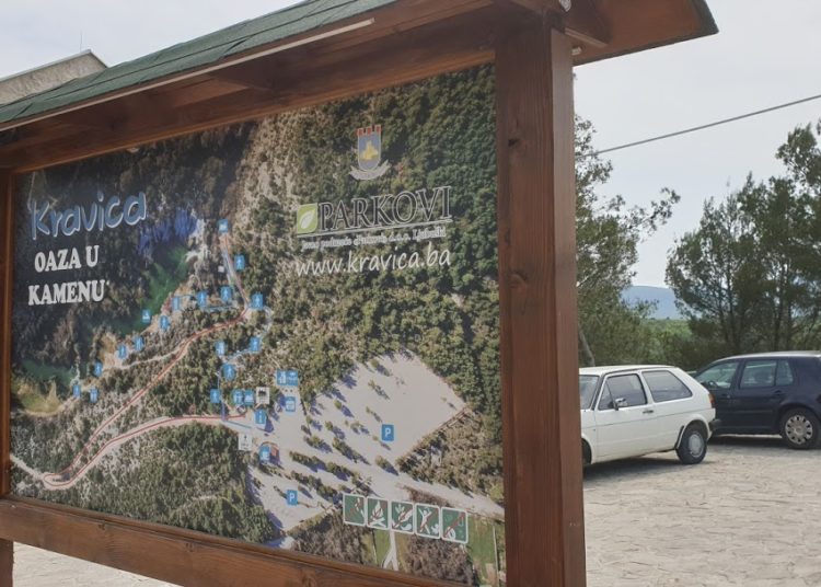 Veliki broj turista na Vodopadu Kravica i u predsezoni (FOTOGALERIJA)