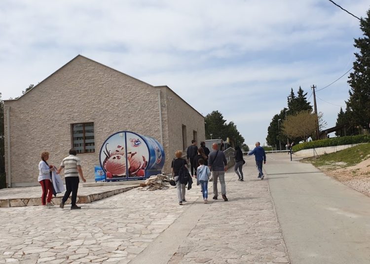 Veliki broj turista na Vodopadu Kravica i u predsezoni (FOTOGALERIJA)