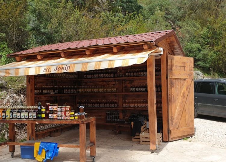 Veliki broj turista na Vodopadu Kravica i u predsezoni (FOTOGALERIJA)