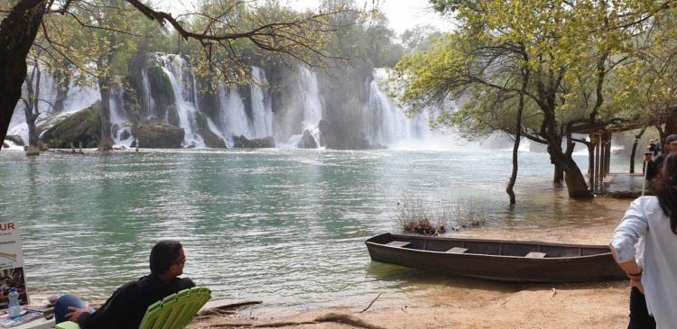 Veliki broj turista na Vodopadu Kravica i u predsezoni (FOTOGALERIJA)