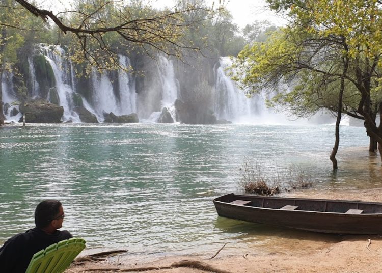 Veliki broj turista na Vodopadu Kravica i u predsezoni (FOTOGALERIJA)