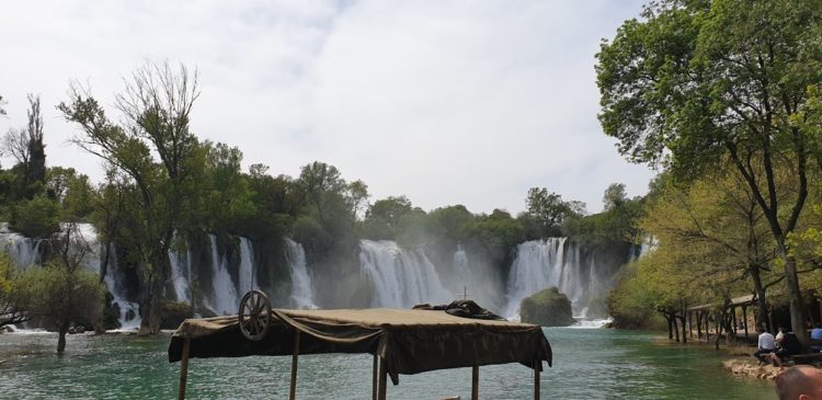 Veliki broj turista na Vodopadu Kravica i u predsezoni (FOTOGALERIJA)