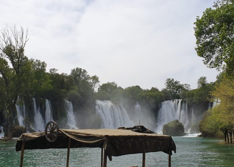 Veliki broj turista na Vodopadu Kravica i u predsezoni (FOTOGALERIJA)