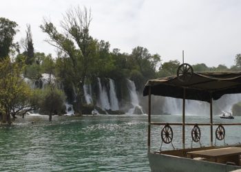 Veliki broj turista na Vodopadu Kravica i u predsezoni (FOTOGALERIJA)