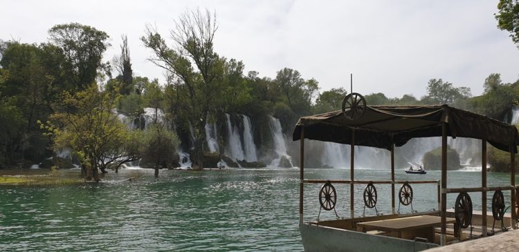 Veliki broj turista na Vodopadu Kravica i u predsezoni (FOTOGALERIJA)