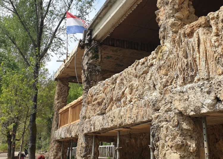 Veliki broj turista na Vodopadu Kravica i u predsezoni (FOTOGALERIJA)