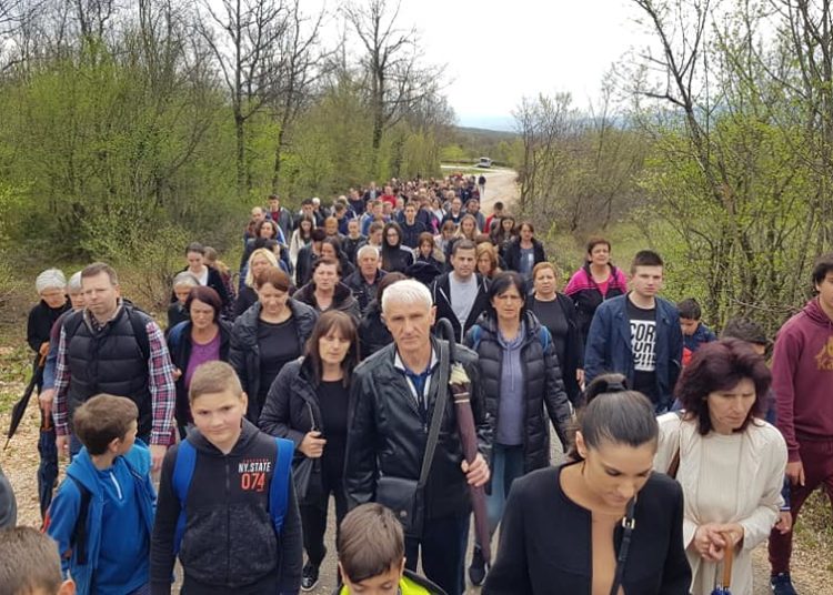 Široki Brijeg: Mnoštvo vjernika oobavilo hodočasnički put križa od Ljubotića do Crnih Lokava
