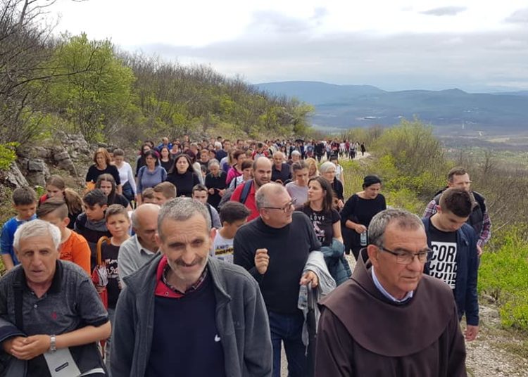Široki Brijeg: Mnoštvo vjernika oobavilo hodočasnički put križa od Ljubotića do Crnih Lokava