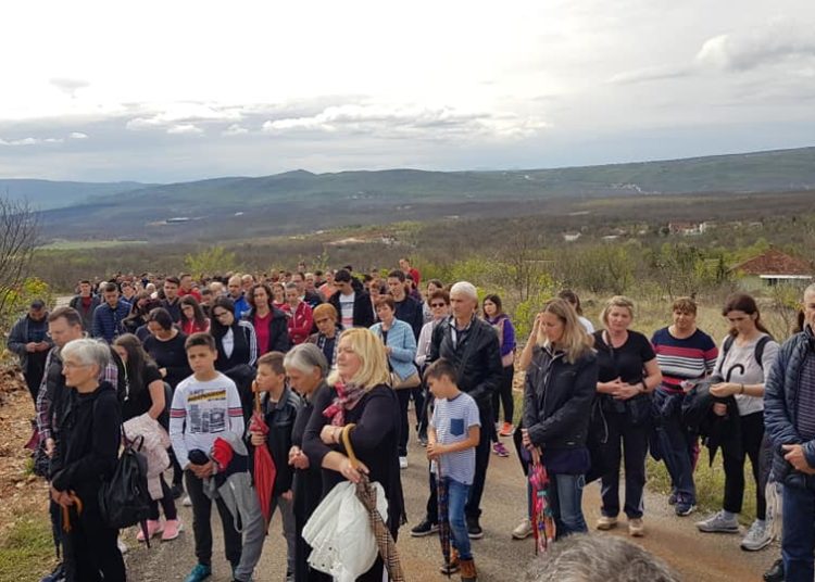 Široki Brijeg: Mnoštvo vjernika oobavilo hodočasnički put križa od Ljubotića do Crnih Lokava