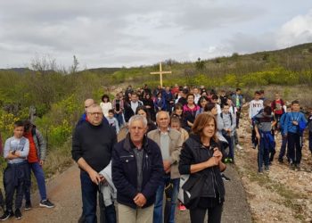 Široki Brijeg: Mnoštvo vjernika oobavilo hodočasnički put križa od Ljubotića do Crnih Lokava