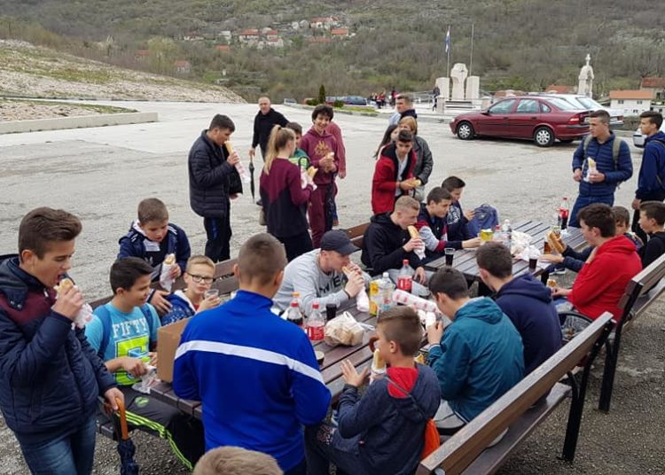 Široki Brijeg: Mnoštvo vjernika oobavilo hodočasnički put križa od Ljubotića do Crnih Lokava