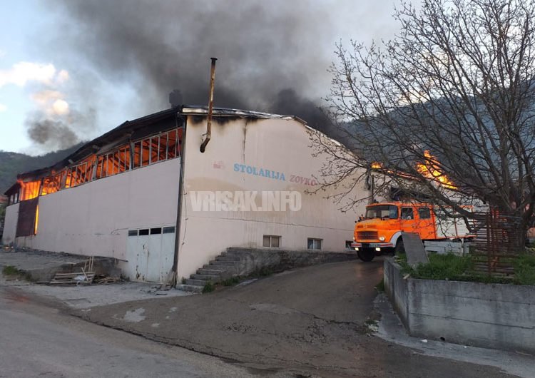 Požar u Stolariji Zovko u Širokom Brijegu, vatrogasci se bore s vatrom