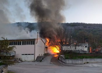 Požar u Stolariji Zovko u Širokom Brijegu, vatrogasci se bore s vatrom