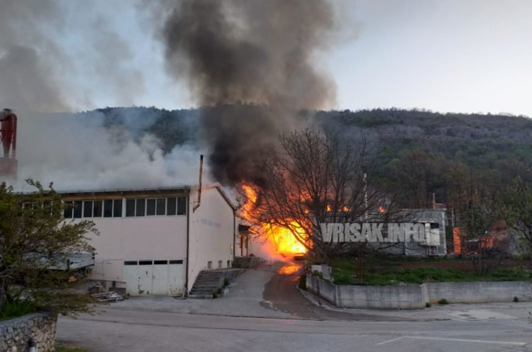 Požar u Stolariji Zovko u Širokom Brijegu, vatrogasci se bore s vatrom
