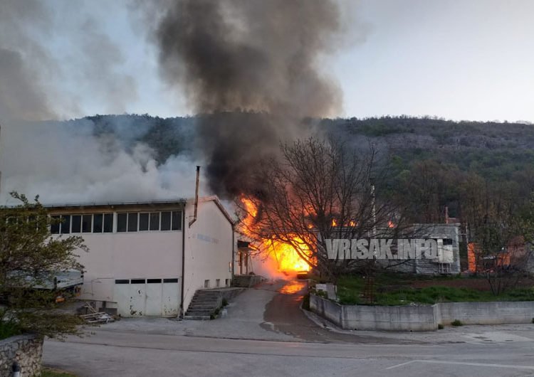 Požar u Stolariji Zovko u Širokom Brijegu, vatrogasci se bore s vatrom