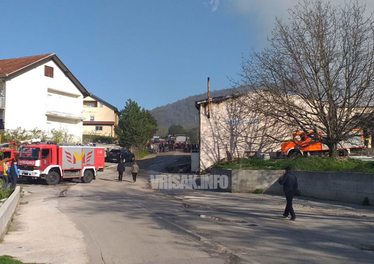 Požar u Stolariji Zovko u Širokom Brijegu, vatrogasci se bore s vatrom