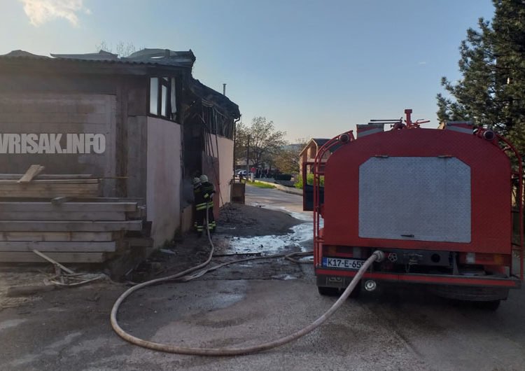 Požar u Stolariji Zovko u Širokom Brijegu, vatrogasci se bore s vatrom