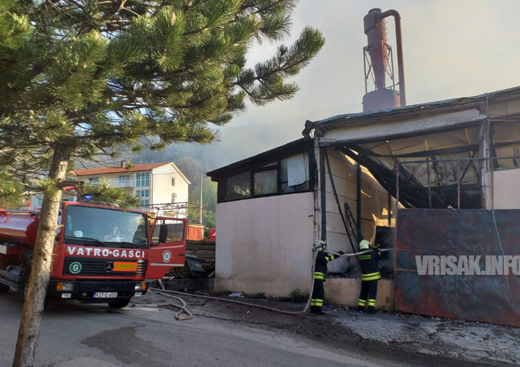 Požar u Stolariji Zovko u Širokom Brijegu, vatrogasci se bore s vatrom