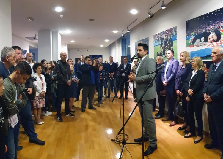 Vatreno mostarsko otvorenje prve izložbe u čast povijesnoga uspjeha Hrvatske u Rusiji