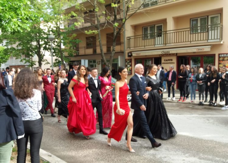 Foto: Svečana povorka posuških maturanata