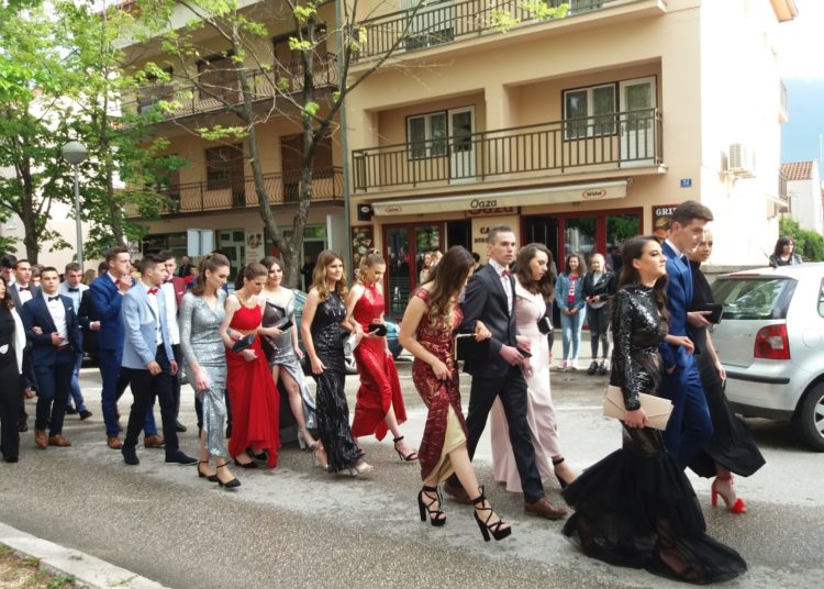 Foto: Svečana povorka posuških maturanata