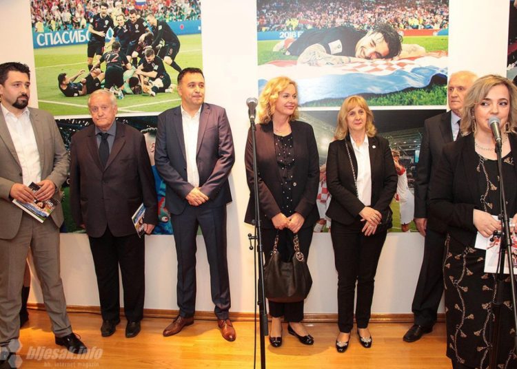 Vatreno mostarsko otvorenje prve izložbe u čast povijesnoga uspjeha Hrvatske u Rusiji