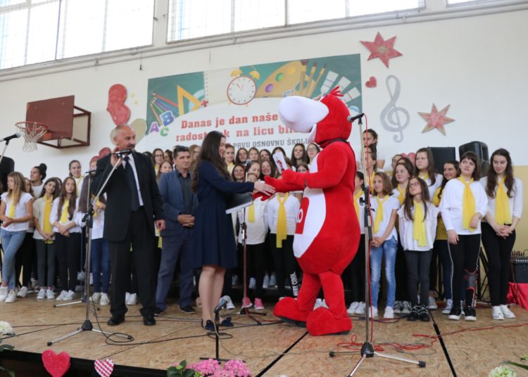Centralko obradovao djecu u Prvoj osnovnoj školi Široki Brijeg