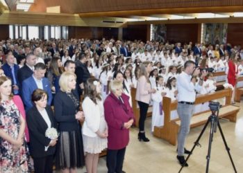 Prvopričesnici iz mostarske katedrale skupili novac za obnovu kuće obitelji sa desetero djece