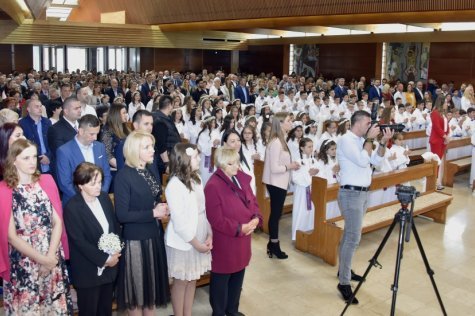 Prvopričesnici iz mostarske katedrale skupili novac za obnovu kuće obitelji sa desetero djece
