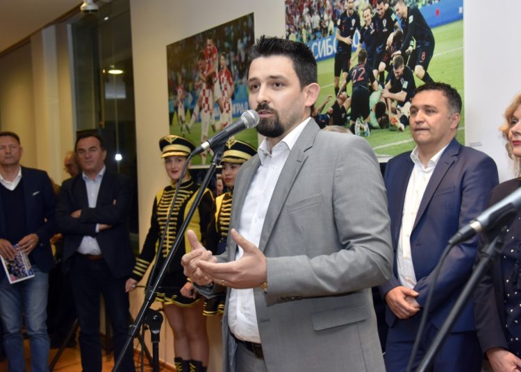 Vatreno mostarsko otvorenje prve izložbe u čast povijesnoga uspjeha Hrvatske u Rusiji
