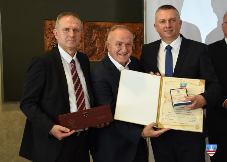 Na svečanoj sjednici OV Čitluk Mati Buliću uručena nagrada za životno djelo