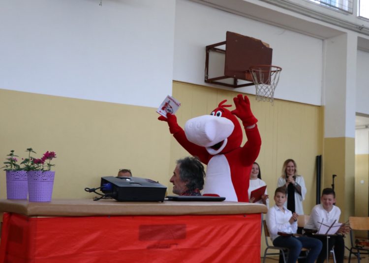 Centralko obradovao djecu u Prvoj osnovnoj školi Široki Brijeg